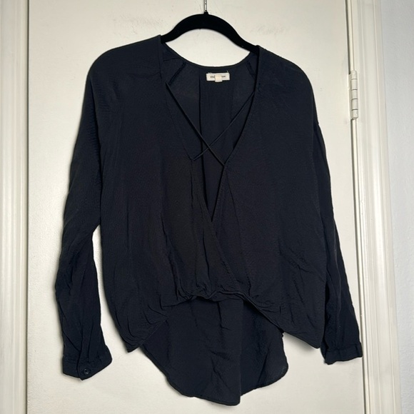 Silence + Noise Black Lightweight V-neck criss cross high low blouse size small - Picture 1 of 7